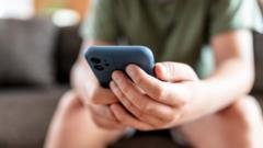 Starmer tells Apple and Google to ban nude images on children’s phones